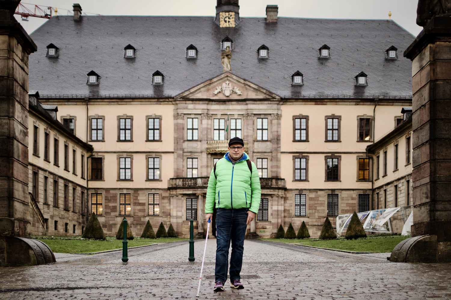 Werner Auth steht vor dem Fuldaer Barockschloss.