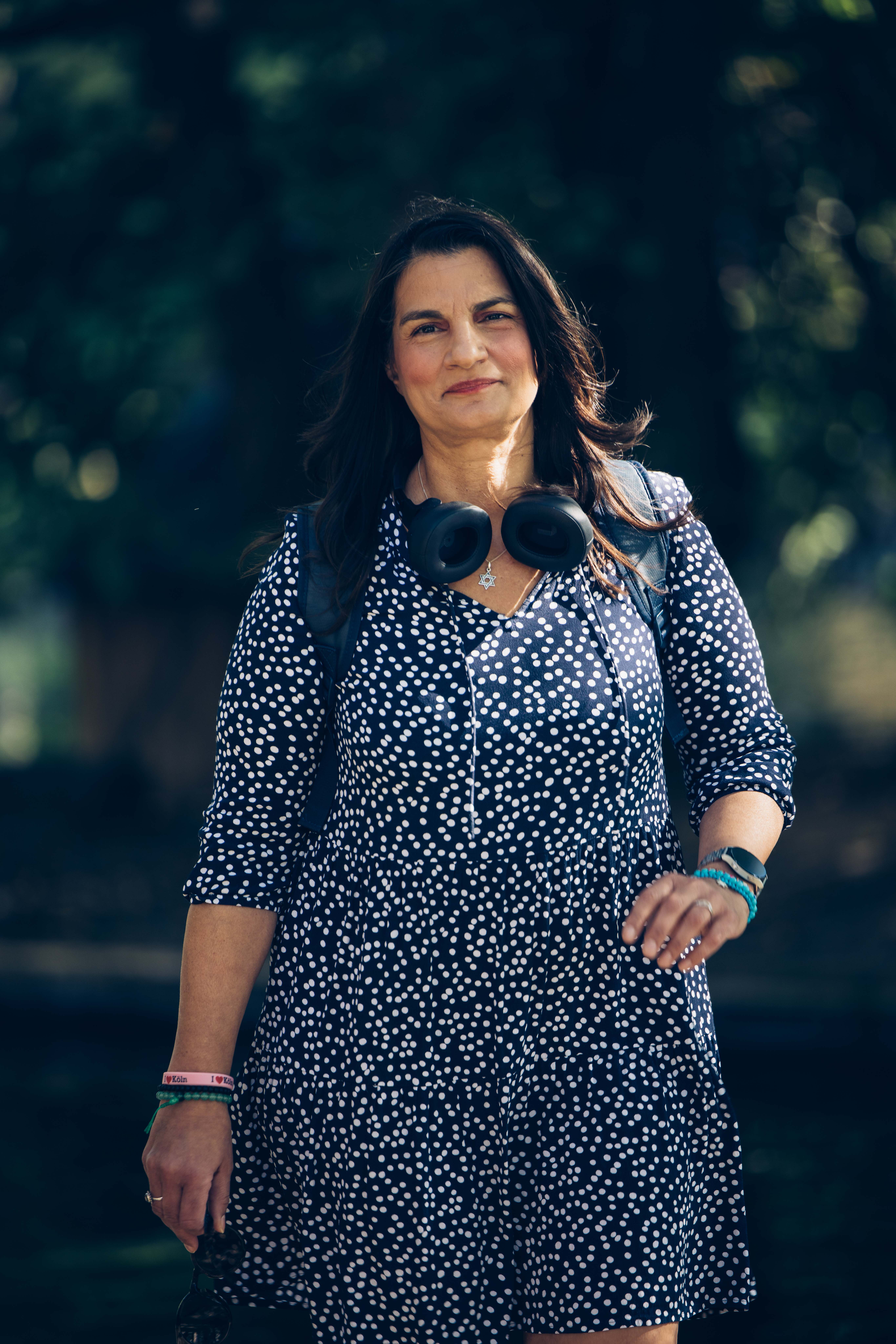 Elishewa Patterson läuft einen Weg entlang und blickt selbstbewusst in die Kamera.