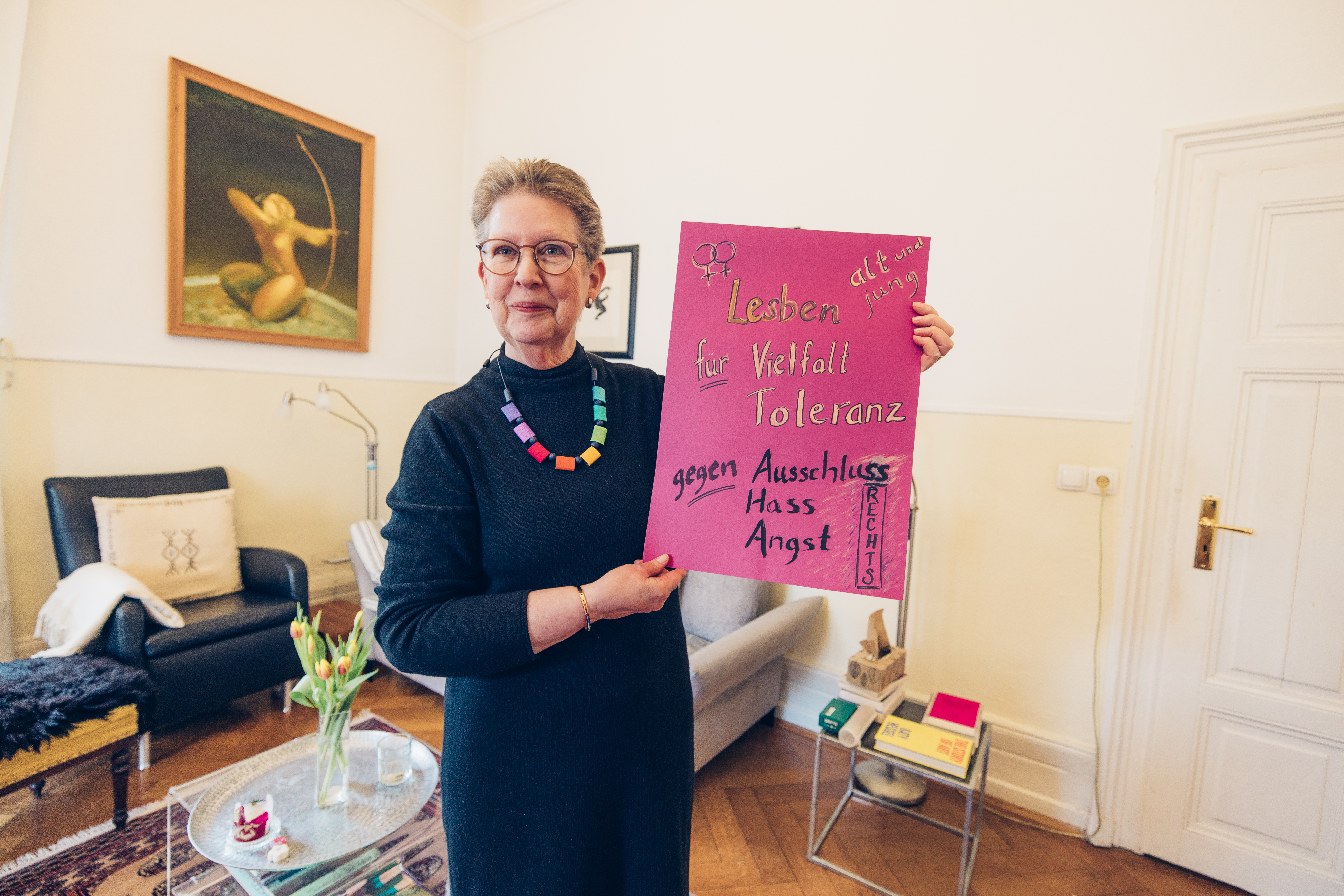 Yvonne Ford mit einem Demo-Schild