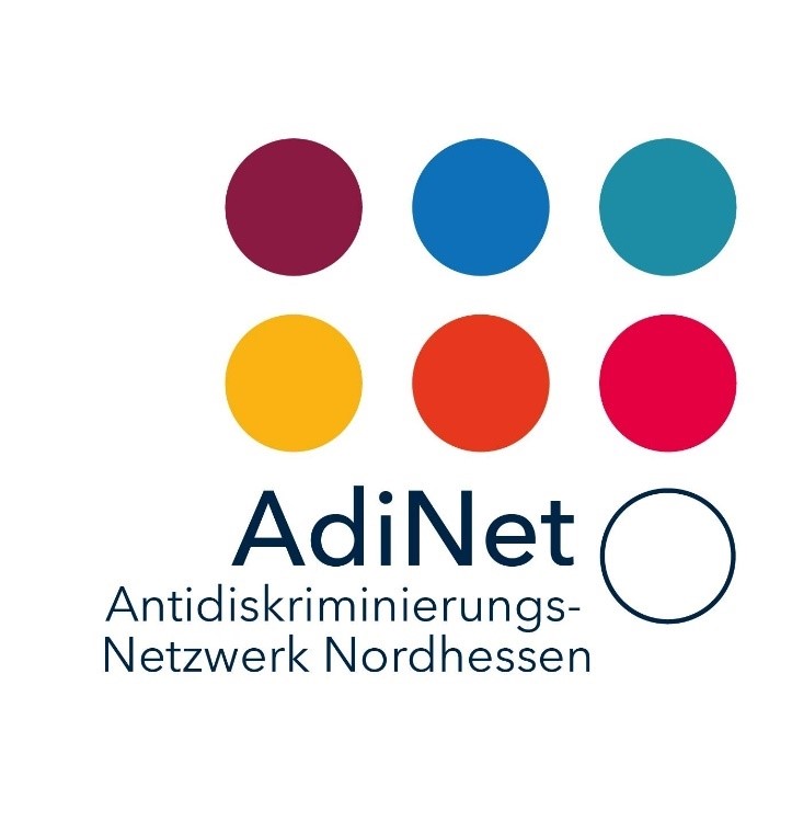 Logo des AdiNet Nordhessen: Zwei horizontale Reihen mit je drei Punkten in verschiedenen Rot- und Blautönen. Darunter in schwarzer Schrift "AdiNet Antidiskriminierungs-Netzwerk Nordhessen". 