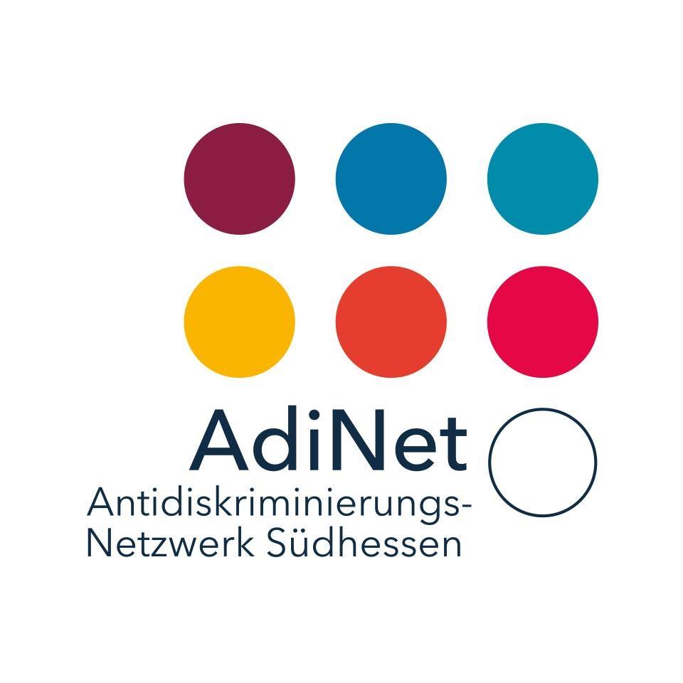 Logo des AdiNet Südhessen: Zwei horizontale Reihen mit je drei Punkten in verschiedenen Rot- und Blautönen. Darunter in schwarzer Schrift "AdiNet Antidiskriminierungs-Netzwerk Südhessen". 